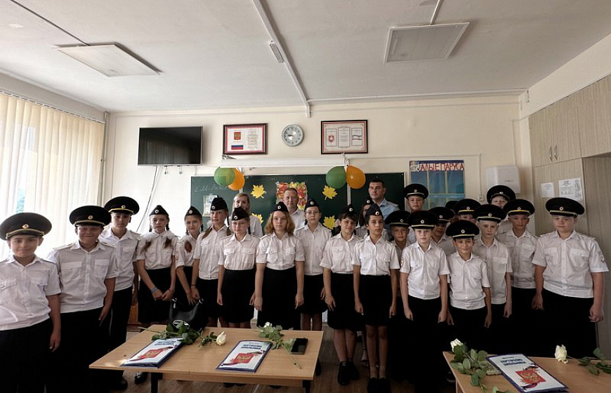 Руководители отдела полиции Евпатории поздравили учащихся кадетских классов органов внутренних дел с новым учебным годом